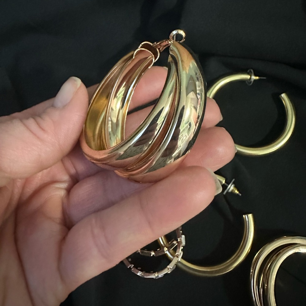 Fashion earrings, large hoops. - Picture 5 of 9